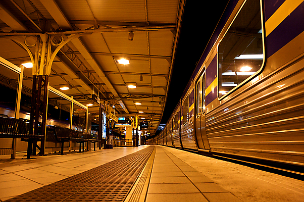 포토 JPG 해외이미지 산업 여행 이동 건축양식 교통시설 모션 거리 사람없음 야외 금속 힘 기차 정보 화물 표현 엔지니어 클래식 전철 역 호주 야간 철 도착 사인 속도 출발 승객 지하 엔진 단상 건너기 그만 멜버른 선로 철강 힘찬 해외202004 해외포토 자연요소 건축 육상교통 교통 컨셉 재질 대중교통 운송업 기술자 오세아니아 시설 파일형식 이미지허브