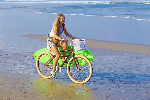 포토 JPG 해외이미지 여자 행복 스포츠 파도 바다 열대 건강 한명 미소 여름 비키니 금발 자전거 서핑보드 서핑 승차 하와이 태평양 서퍼 바이킹 해외202004 해외포토 1 헤어스타일 계절 수영복 감정 모션 운동선수 표정 사람 바이크 미국 수상스포츠 보드_스포츠 파일형식 이미지허브