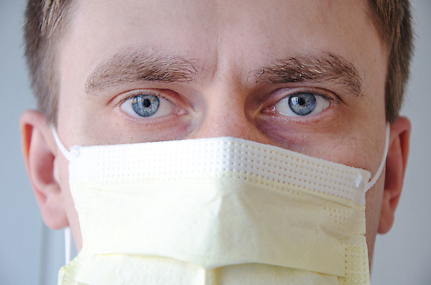 포토 JPG 해외이미지 백인 직업 1 학생 응시 남자 얼굴 백그라운드 유니폼 건강 병원 가면 한명 사람 성인 초록색 파란색 약 머리 방 의사 흰색 작업 수술 보호 집중 외과 고립 돌봄 심각 해외202004 해외포토 서양인 시선 옷 컬러 컨셉 의학 모션 신체부위 치료 의료진 파일형식 이미지허브