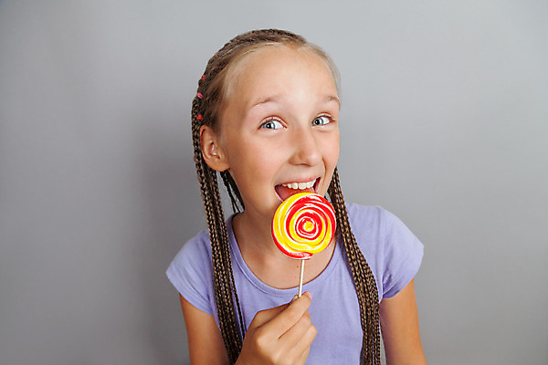 포토 JPG 해외이미지 백인 모델 1 라이프스타일 응시 여자 행복 얼굴 음식 분홍색 백그라운드 장난 막대사탕 사탕 한명 사람 성인 빨간색 컬러풀 노란색 유행 기쁨 회색 화려 달콤 맛 치아 유혹 설탕 먹기 입술 해외202004 해외포토 서양인 시선 감정 컬러 컨셉 모션 디저트 생활 신체부위 소화기관 파일형식 이미지허브