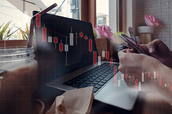 포토 JPG 해외이미지 손 남자 커피 인터넷 비즈니스 통신 탁자 노동자 따뜻함 사람 앉기 사람없음 목재 책 컵 노트북 빛 컴퓨터 사무실 알약 펜 우주 상점 스크린 공책 자료 카페 추위 정보 수확 흰색 업무 비즈니스맨 주식 덮기 더블 프리랜서 해외202004 해외포토 나무 직업 식기 음료 컬러 가구 농업 재료 모션 문구용품 신체부위 금융 전자제품 필기구 약 작업 직장인 파일형식 이미지허브