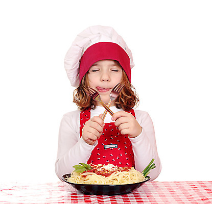 포토 JPG 해외이미지 백인 접시 여자 행복 어린이 음식 파스타 스파게티 요리 한명 사람 쿠키 요리사 식사 저녁식사 이탈리아 표현 맛 먹기 배고픔 준비 긍정 점심식사 볼로냐 치프 해외202004 해외포토 서양인 직업 1 식기 감정 유럽 컨셉 모션 디저트 서양음식 파일형식 이미지허브