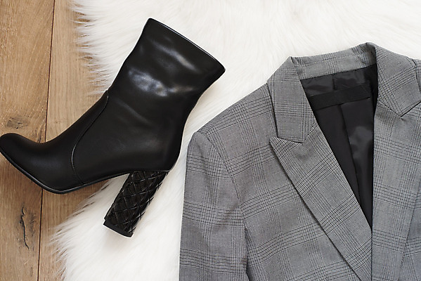 포토 JPG 해외이미지 디자인 옷 계절 여자 백그라운드 컨셉 겨울 부츠 따뜻함 사람없음 목재 쇼핑 사무실 유행 세일 상점 검은색 줄무늬 재킷 회색 직물 우아함 잡지 주식 수집 체크무늬 정중 스타일 방식 해외202004 해외포토 나무 컬러 신발 무늬 비즈니스 재료 사람 간행물 금융 외투 파일형식 이미지허브