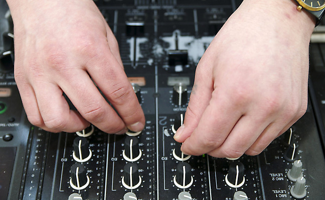 포토 JPG 해외이미지 여자 산업 음악 손가락 놀이 관리 사람없음 전자제품 소리 장비 믹서 비닐 조절 턴테이블 섞기 실행 해외202004 해외포토 손 재질 문화예술 사람 파일형식 이미지허브