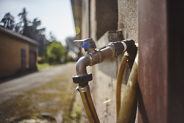포토 JPG 해외이미지 통 사람없음 금속 정원 공구 철 오브젝트 부식 수도꼭지 통로 깨짐 수도교 옛날 해외202004 해외포토 컨셉 재질 도구 다리_건축물 파일형식 이미지허브