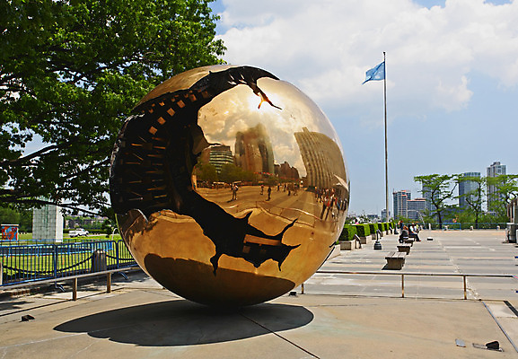 포토 JPG 해외이미지 구름 하늘 새로움 사람없음 건물 세계 글로벌 조각상 여행객 평화 고층빌딩 미국 권총 깃발 도시 맨해튼 외교 해외202004 해외포토 자연요소 건축물 컨셉 북아메리카 사람 빌딩 조형물 총 뉴욕 파일형식 이미지허브