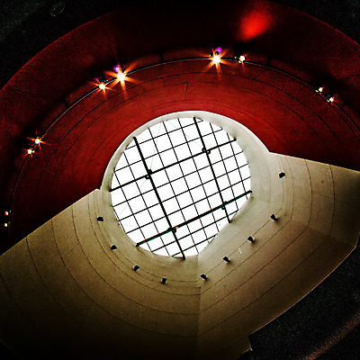 포토 JPG 해외이미지 벽 백그라운드 건축양식 창문 하늘 전등 새로움 주택 실내 사람없음 내부 빨간색 파란색 빛 햇빛 공백 방 회색 흰색 원형 천장 천창 해외202004 해외포토 도형 건축 컬러 컨셉 조명 건물 태양 파일형식 이미지허브