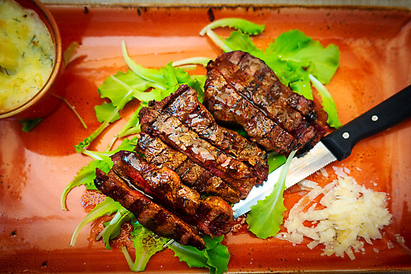 포토 JPG 해외이미지 전통 접시 패턴 토마토 채소 탁자 치즈 육류 스테이크 요리 비프스테이크 사람없음 목재 빨간색 갈색 와인 이탈리아 샐러드 소고기 시골 바비큐 굽기 허브 허리 슬라이스 소금 후추 숯 등심 해외202004 해외포토 나무 식물 식기 유럽 음식 컬러 가구 무늬 식재료 재료 유제품 주류 서양음식 신체부위 구이 향신료 파일형식 이미지허브