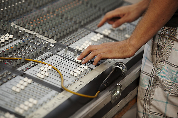 포토 JPG 해외이미지 편집 직업 손 음악 노래 손가락 탁자 버튼 관리 사람없음 전자제품 파티 디지털 소리 콘서트 공연 음악가 듣기 장비 모임 악단 기술자 엔지니어 변화 밀기 볼륨 혼합 자르기 믹서 DJ 마이크 전자 오디오 스위치 스테레오 공학 주인 위로 베이스 섞기 조종장치 프로듀서 생존 해외202004 해외포토 교육 음향기기 가구 컨셉 모션 현악기 문화예술 이벤트 신체부위 파일형식 이미지허브