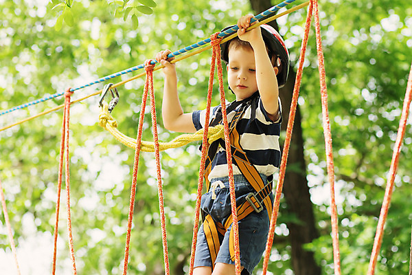 포토 JPG 해외이미지 나무 라이프스타일 공원 행복 어린이 선 밧줄 스포츠 자연 놀이 기술 한명 안전 소년 야외 목재 힘 장비 벨트 게임 표현 자신감 보호 놀이터 숲 헬멧 위험 장애물 잠금 오르기 철사 지퍼 극복 해외202004 해외포토 식물 1 잡화 공공시설 남자 감정 줄 컨셉 재료 모션 사람 생활 보호장비 생태계 보안 파일형식 이미지허브