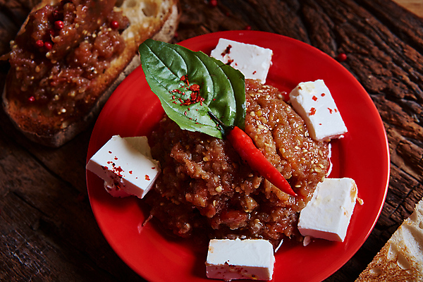 포토 JPG 해외이미지 전통 접시 음식 빵 다이어트 토마토 채소 재료 가지 파슬리 샌드위치 건강 마늘 요리 사람없음 목재 빨간색 여름 식사 저녁식사 펼침 샐러드 신선 항아리 사발 굽기 준비 반죽 토스트 후추 점심식사 채식주의자 캐비아 핸드메이드 비건 해외202004 해외포토 나무 식기 계절 컬러 식재료 모션 도자기 사기그릇 구이 향신료 채식 파일형식 이미지허브