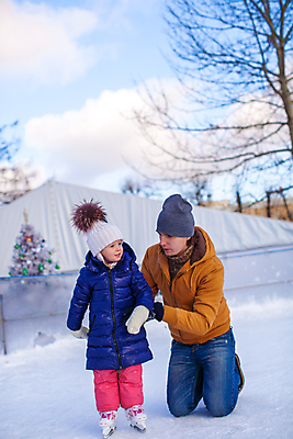 포토 JPG 해외이미지 주간 전신 백인 라이프스타일 여자 남자 딸 행복 어린이 겨울 가족 미소 웃음 사람 소녀 성인 야외 두명 얼음 스케이트 스케이팅 잡기 아빠 무릎꿇기 겨울옷 부녀 겨울풍경 해외202004 해외포토 자연요소 서양인 옷 계절 감정 스포츠용품 관계 모션 겨울스포츠 표정 풍경 생활 파일형식 이미지허브