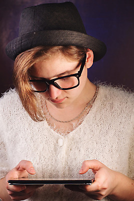 포토 JPG 해외이미지 백인 학생 여자 행복 안경 백그라운드 인터넷 한명 웃음 사람 컴퓨터 알약 스크린 웹 공백 회색 터치 네트워크 서핑 연결 호기심 온라인 단절 블로거 소셜 스타일 힙스터 해외202004 해외포토 서양인 1 잡화 패션 감정 컬러 컨셉 표정 전자제품 약 수상스포츠 파일형식 이미지허브