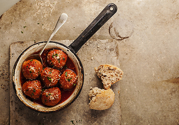 포토 JPG 해외이미지 전통 그릇 접시 음식 다이어트 토마토 채소 공 유리 파슬리 건강 육류 돼지고기 요리 사람없음 목재 빨간색 초록색 숟가락 검은색 식사 저녁식사 이탈리아 소고기 튀김 시골 신선 뜨거움 클래식 맛 미트볼 굽기 지중해 소금 바질 점심식사 다진 핸드메이드 해외202004 해외포토 나무 식기 유럽 바다 컬러 컨셉 식재료 재료 재질 수저 구이 파일형식 이미지허브