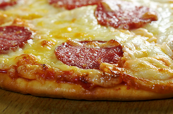 포토 JPG 해외이미지 음식 조각 토마토 치즈 피자 요리 사람없음 식사 이탈리아 껍질 원형 맛 속도 성분 점심식사 살라미 페퍼로니 핸드메이드 해외202004 해외포토 도형 유럽 컨셉 채소 유제품 패스트푸드 서양음식 소시지 파일형식 이미지허브