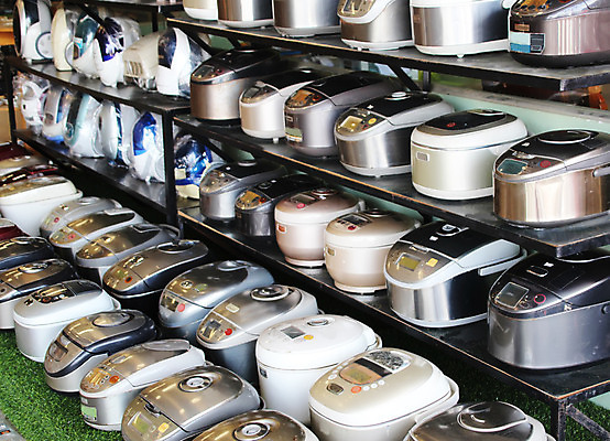 포토 JPG 해외이미지 손 비즈니스 가정 밥 선반 주택 사람 사람없음 전자제품 세일 상점 금속 주방 일본 기계 재활용 공구 레인지 바 시장 선택 전자레인지 오븐 구매 은색 상품 난로 계산대 고객 상업 가스 보여주기 소매 매각 신발장 원자재 중고 철강 많음 해외202004 해외포토 아시아 음식 컬러 가구 컨셉 모션 재질 건물 신체부위 쇼핑 가전제품 도구 난방기 친환경 파일형식 이미지허브