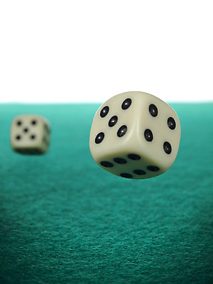 포토 JPG 해외이미지 컨셉 2 모션 놀이 탁자 사람없음 세로 초록색 세트 숫자 검은색 게임 흰색 직물 점 쌍 그룹 던지기 도박 닫기 큐브 오브젝트 주사위 기회 롤 펠트 해외202004 해외포토 문자 컬러 가구 파일형식 천_직물 이미지허브