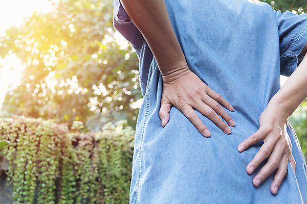 포토 JPG 해외이미지 백인 손 남자 백그라운드 신체 근육 스트레스 건강 사람 성인 사람없음 야외 빨간색 사무실 고통 터치 환자 마사지 신장 질병 지압 척추 근육질 문제 테라피 돌봄 물리치료 옛날 요통 증상 해외202004 해외포토 서양인 감정 컬러 비즈니스 의학 모션 뼈 신체부위 치료 뷰티 비뇨기관 몸매 허리통증 파일형식 이미지허브