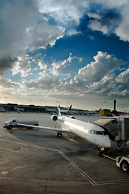 포토 JPG 해외이미지 구름 외관 산업 여행 날개 비즈니스 교통시설 비행기 사람없음 경제 황혼 일몰 흰색 공항 주차 항공 출발 대문 상업 활주로 제트기 이륙 엔진 대패 터미널 해외202004 해외포토 자연요소 길 컬러 교통 컨셉 항공교통 대중교통 문 노을 시설 파일형식 이미지허브
