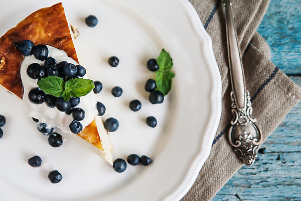 포토 JPG 해외이미지 디저트 실내 사람없음 하이앵글 블루베리 치즈케이크 나무배경 해외202004 해외포토 음식 뷰포인트 백그라운드 과일 내부 케이크 파일형식 이미지허브