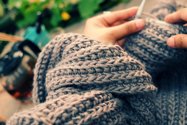 포토 JPG 해외이미지 손 겨울 패턴 장신구 주택 발렌타인데이 선물 취미 사람없음 야외 정원 목도리 회색 추위 수확 뜨개질 아빠 니트 만족 양모 핸드메이드 해외202004 해외포토 잡화 계절 감정 컬러 상의 무늬 농업 가족 데이이벤트 건물 신체부위 직물 파일형식 이미지허브