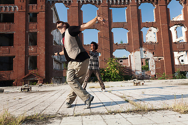 포토 JPG 해외이미지 백인 남자 문화 흑인 기술 힙합 두명 운동 유행 공연 연주자 댄서 도시 정사각형 다민족 그런지 랩 해외202004 해외포토 도형 서양인 직업 음악 건강 사람 이벤트 음악가 파일형식 이미지허브