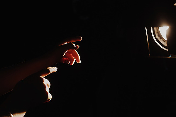 포토 JPG 해외이미지 모양 외관 드레스 여자 백그라운드 상상 유리 추상 미래 그림자 사람 사람없음 빛 달리기 유행 검은색 어둠 도전 흰색 오픈 우아함 정상 야간 위험 신비 무서움 탈출 기회 대문 공상 천국 셔터 발견 무료 미장 헬프 해외202004 해외포토 자연요소 옷 감정 컬러 컨셉 무늬 모션 재질 문 도움 파일형식 이미지허브