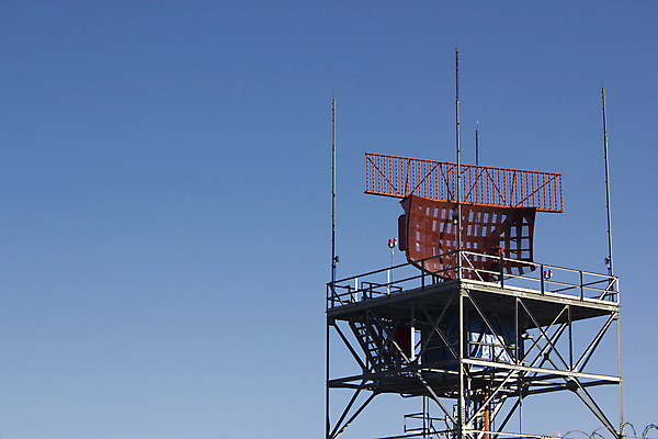 포토 JPG 해외이미지 여행 통신 교통시설 커뮤니케이션 날씨 미래 비행기 안테나 안전 사람없음 컬러풀 탑 자료 장비 센터 공항 연결 신호등 경계 출장 군용 전쟁 보안 방송 망사 보안장치 발견 레이더 제어 해외202004 해외포토 건축물 컬러 교통 컨셉 비즈니스 항공교통 대중교통 군대 직물 시설 파일형식 이미지허브
