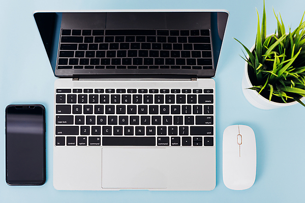 포토 JPG 해외이미지 실내 사람없음 노트북 스마트폰 무선마우스 목업 해외202004 해외포토 내부 전자제품 핸드폰 스마트기기 마우스 파일형식 이미지허브