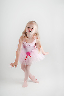 포토 JPG 해외이미지 백인 1 응시 드레스 여자 행복 어린이 분홍색 장난 한명 서기 사람 유행 댄서 흰색 표현 춤 우아함 달콤 작음 발레 발레리나 발레복 걸음마 결백 천진난만 해외202004 해외포토 서양인 직업 시선 옷 감정 컬러 컨셉 모션 문화예술 맛 크기 파일형식 이미지허브