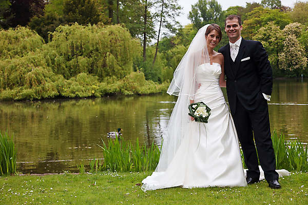 포토 JPG 해외이미지 커플 공원 행복 결혼 2 관계 결혼식 함께함 서기 미소 정장 야외 두명 물 연못 닫기 베일 정확 해외202004 해외포토 자연요소 옷 공공시설 감정 컨셉 모션 표정 사람 이벤트 파일형식 이미지허브