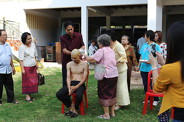 포토 JPG 해외이미지 남자 꽃 아시아 종교 문화 불교 태국 거리 사람 동양인 사람없음 가로 축제 산책 가운 영혼 승려 행진 해외202004 해외포토 식물 옷 나라 모션 휴식 인종 성직자 파일형식 이미지허브