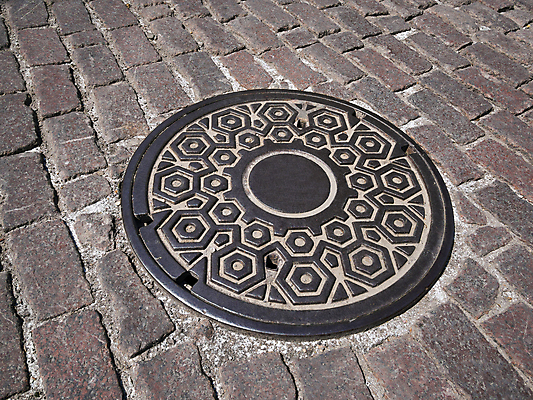 포토 JPG 해외이미지 산업 도로 곡선 거리 건조 사람없음 야외 물 빛 금속 어둠 덮개 뚜껑 도시 원형 구멍 거친 보행로 쓰레기 홍수 철 냄새 시스템 부화 악취 철강 캡모자 폐수 하수 해외202004 해외포토 자연요소 도형 모자_잡화 길 선 교통시설 재질 환경오염 자연재해 파일형식 이미지허브