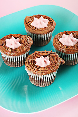 포토 JPG 해외이미지 음식 분홍색 백그라운드 다이어트 디저트 주택 건강 사람없음 파티 케이크 초콜릿 얼음 흰색 대접 달콤 컵케이크 굽기 먹기 뿌리기 가득함 크림 유기농 산딸기 슛 칼로리 고립 페스츄리 해로움 프로스팅 해외202004 해외포토 자연요소 웰빙 빵 컬러 컨셉 과일 모션 이벤트 건물 맛 구이 제빵 파일형식 이미지허브