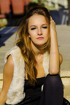 포토 JPG 해외이미지 나무 백인 1 계절 공원 여자 행복 얼굴 자연 한명 미소 사람 성인 야외 초록색 여름 청춘 봄 자유 가을 흰색 내추럴 해외202004 해외포토 서양인 식물 공공시설 감정 컬러 컨셉 표정 신체부위 생태계 파일형식 이미지허브