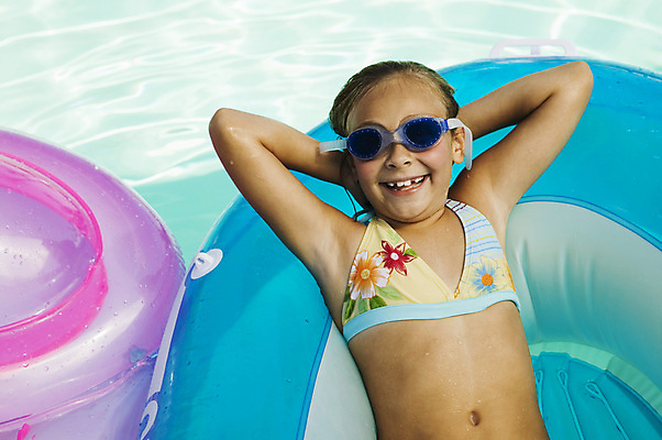 포토 JPG 해외이미지 주간 여자 여유 어린이 수영장 한명 소녀 상반신 야외 앞모습 여름휴가 바캉스 눕기 떠있는 시원함 튜브 소녀한명만 해외202004 해외포토 자연요소 1 감정 뷰포인트 모션 휴가 사람 여자한명만 소녀만 파일형식 여름_계절이미지허브