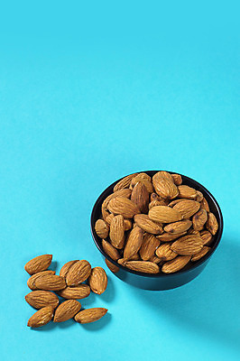 포토 JPG 해외이미지 그릇 백그라운드 다이어트 건조 사람없음 파란색 아몬드 해외202004 해외포토 식기 컬러 건강 견과류 파일형식 이미지허브