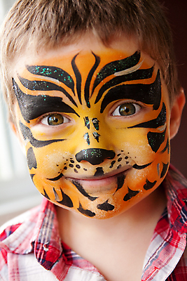 포토 JPG 해외이미지 백인 남자 얼굴 어린이 한명 소년 할로윈 그리기 호랑이 변장 해외202004 해외포토 서양인 1 포유류 모션 사람 신체부위 파일형식 이미지허브