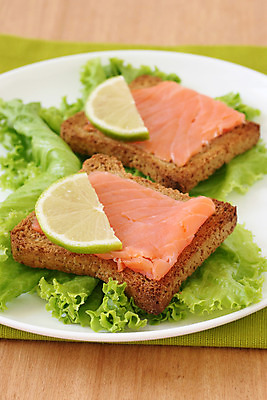 포토 JPG 해외이미지 전통 접시 음식 다이어트 건강 사람없음 초록색 식사 저녁식사 상추 먹기 레몬 속도 준비 토스트 소금 라임 연어 점심식사 절임 해외202004 해외포토 식기 빵 컬러 채소 과일 모션 어류 파일형식 이미지허브