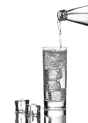 포토 JPG 해외이미지 라이프스타일 실루엣 음료 사람없음 물 얼음 흰색 투명 떨어짐 가득함 오브젝트 캡모자 해외202004 해외포토 자연요소 모자_잡화 컬러 컨셉 촬영기법 생활 파일형식 이미지허브