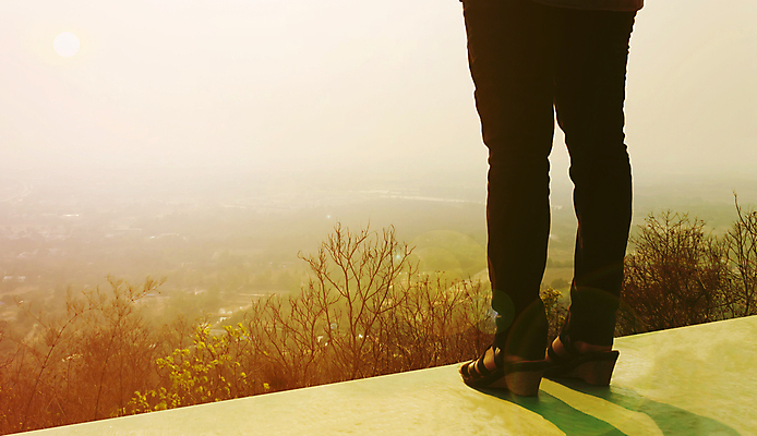 포토 JPG 해외이미지 여자 백그라운드 모션 아침 한명 사람 햇빛 태양 평화 일출 희망 마음 정상 갑판 산악지대 혼자 해외202004 해외포토 주간 자연요소 1 감정 컨셉 배_교통 산 노을 파일형식 이미지허브