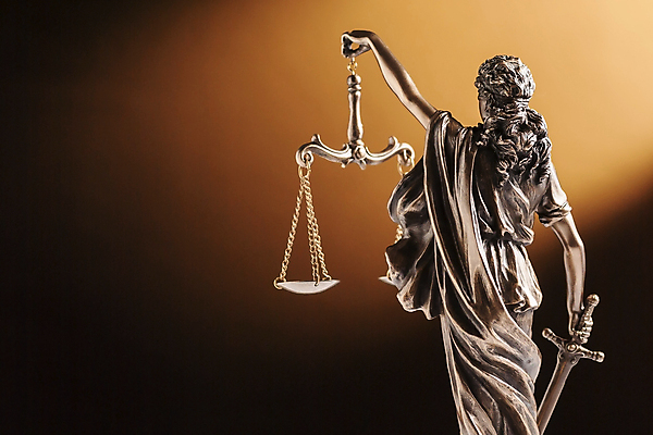 포토 JPG 해외이미지 들기 사람없음 동상 조각상 칼 오브젝트 법 의사봉 재판 정의의여신상 천칭저울 해외202004 해외포토 모션 저울 조형물 기념물 여신상 파일형식 이미지허브