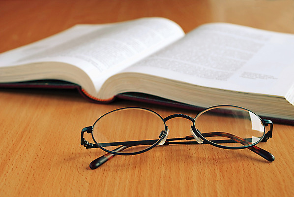 포토 JPG 해외이미지 교육 안경 컨셉 텍스트 학교 유리 아이디어 프레임 사람없음 책 가로 스터디 독서 정보 흰색 오픈 중앙 도서관 큼 플라스틱 다발 수집 오브젝트 검색 교과서 싱글 대학교 문학 비전 페이지 백과사전 지능 출판 해외202004 해외포토 잡화 컬러 재질 교재 학습 크기 사전 파일형식 이미지허브