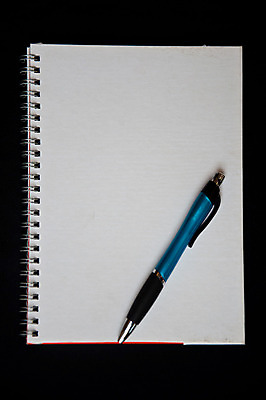 포토 JPG 해외이미지 디자인 종이 백그라운드 텍스트 사람없음 책 스터디 사무실 펜 다이어리 검은색 쪽지 공책 공백 덮개 흰색 오픈 메시지 모서리 편지 그림 질감 문서 페이지 바인더 패드 해외202004 해외포토 컬러 비즈니스 문구용품 학습 필기구 사무용품 뚜껑 파일형식 이미지허브