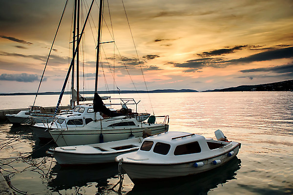 포토 JPG 해외이미지 전통 유럽 바다 여행 하늘 낚시 휴가 항해 사람없음 물 여름 빛 반사 항구 일몰 활발 산책로 흰색 보트 지중해 휴양지 함선 포트 타운 크로아티아 어장 강렬 달마시안 옛날 해외202004 해외포토 자연요소 계절 나라 길 컬러 컨셉 배_교통 교통시설 레저 노을 장소 도시 개 파일형식 이미지허브