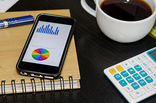 포토 JPG 해외이미지 종이 백그라운드 컨셉 돈 비즈니스 성공 모바일 그래프 사람없음 금융 스마트폰 사무실 자료 흰색 발표 시장 계획 스마트 분석 보고서 문서 상업 해결 마케팅 프로젝트 해외202004 해외포토 컬러 경제 핸드폰 스마트기기 재산 파일형식 이미지허브