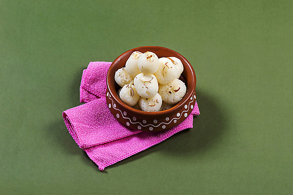 포토 JPG 해외이미지 디저트 사람없음 도자기 원형 사기그릇 냅킨 인도음식 라스굴라 해외포토 도형 그릇 음식 치즈 동양음식 파일형식 이미지허브