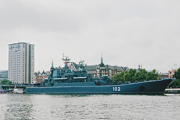 포토 JPG 해외이미지 산업 무기 바다 항해 사람없음 야외 옆모습 물 강 탑 힘 총 화물 도시 만 보호 큼 컨테이너 충돌 군용 싸움 전쟁 함선 해군 군함 돛대 철강 해외202004 해외포토 자연요소 건축물 뷰포인트 컨셉 배_교통 모션 군대 운송업 크기 파일형식 이미지허브