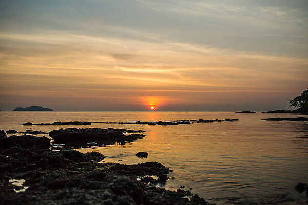 포토 JPG 해외이미지 나무 식물 구름 계절 바다 섬 자연 하늘 날씨 휴식 산 풍경 사람없음 초록색 물 여름 파란색 태양 노란색 황혼 일몰 새벽 시간 뜨거움 상쾌 휴양지 지역 암초 스카이라인 내추럴 순간 파라다이스 수평선 해외202004 해외포토 자연요소 감정 컬러 컨셉 노을 장소 생태계 파일형식 이미지허브