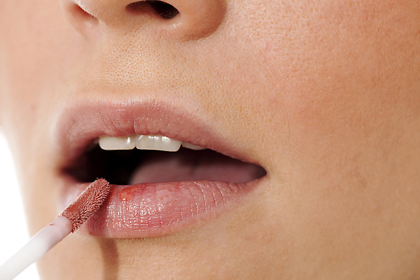 포토 JPG 해외이미지 여자 얼굴 장신구 청소년 한명 20대 갈색 화장품 립스틱 입 치아 신청 해외202004 해외포토 1 컬러 사람 청년 신체부위 뷰티 소화기관 파일형식 이미지허브